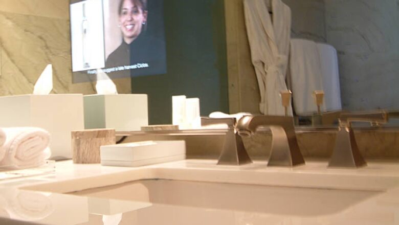 Cherie Stinson, líder del equipo de diseño interior, compara los baños con una gruta natural por su diseño de curvas y tonos verdes pero con un tono moderno y urbano.