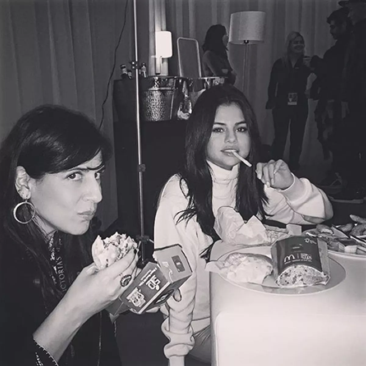 La cantante demostró que las críticas no le afectan, y compartió esta foto comiendo papas fritas antes del show.