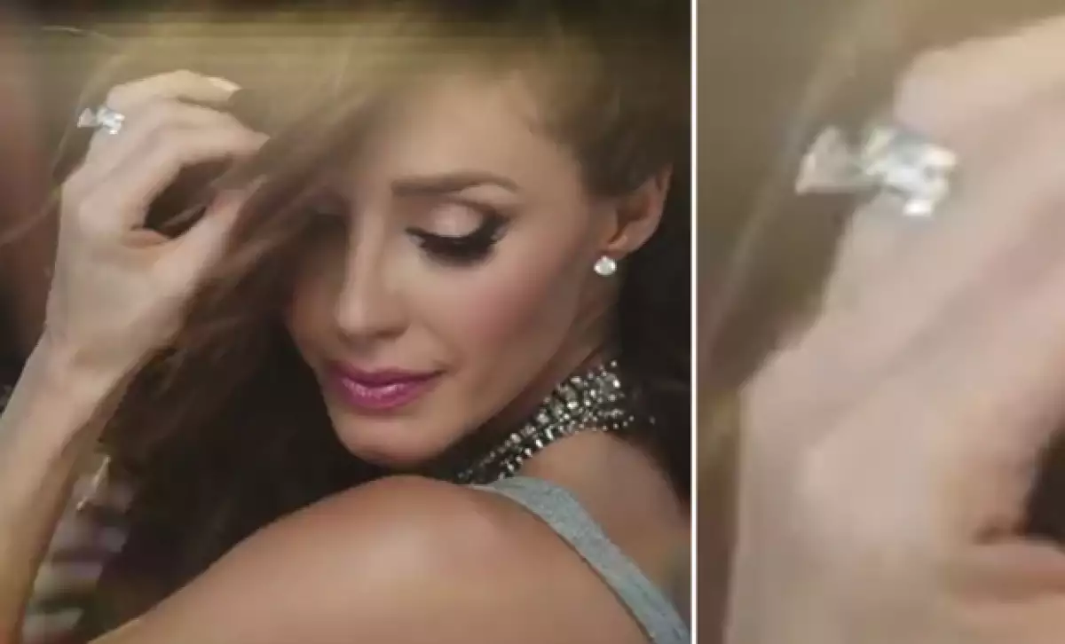 Notamos que en el video de “Rumba” -que a unas horas de su lanzamiento se convirtió número 1 de iTunes- resalta una joya que bien podría tratarse del símbolo de su matrimonio con Manuel Velasco.