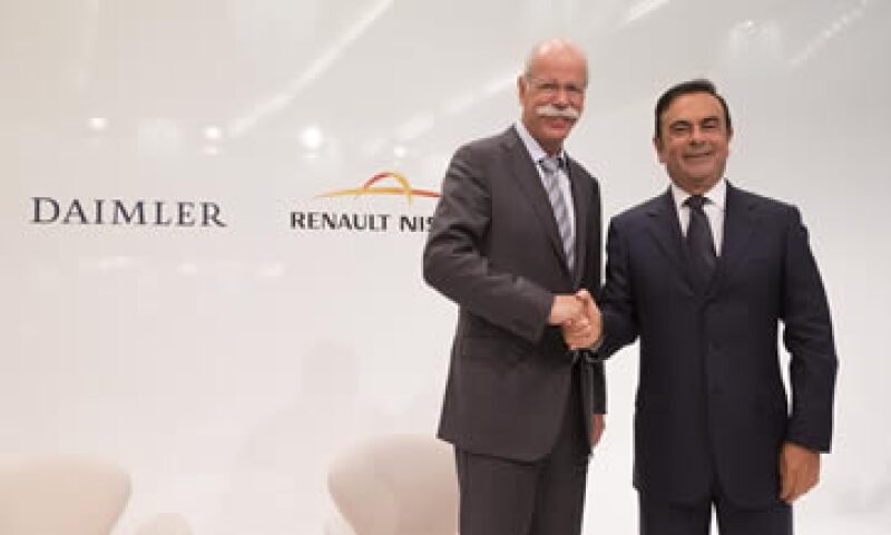 El CEO de Daimler, Dieter Zetsche, y el de Nissan, Carlos Ghosn acordaron establecer una asociación por partes iguales en México. (Foto: Cortesía Nissan )