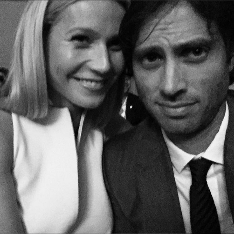 Después de un tiempo de especulación, la pareja hace oficial su relación con una foto que subieron a Instagram.
