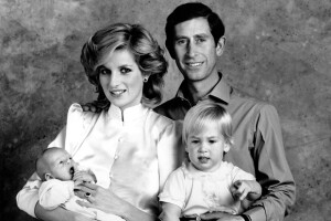 En esta foto que data de 1984, los Príncipes de Gales posan orgullosos con sus hijos.