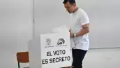 El presidente de Ecuador, Daniel Noboa, vota en el referéndum en Olon, Ecuador, el 16 de noviembre de 2025.