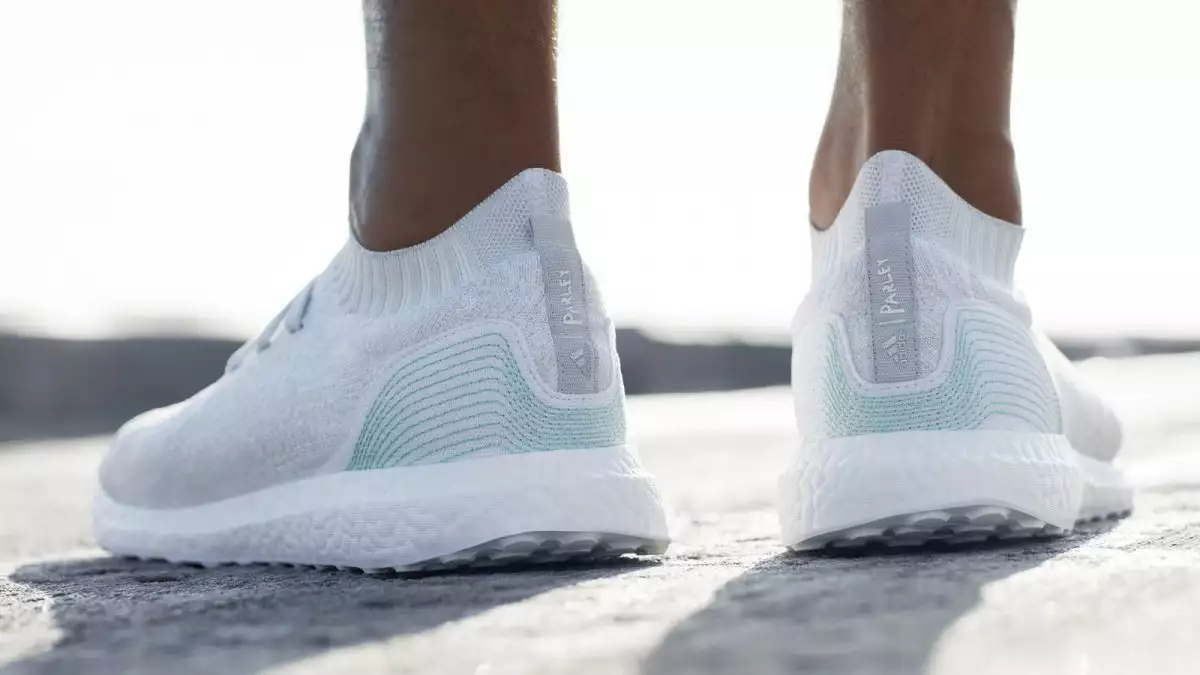 Centrar Arashigaoka protestante Adidas lanza tenis hechos con plástico reciclado del mar