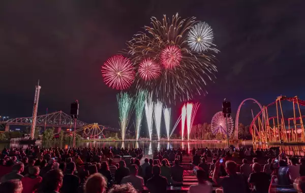 Fuegos artificiales en el viejo Montreal. Tourisme Montréal