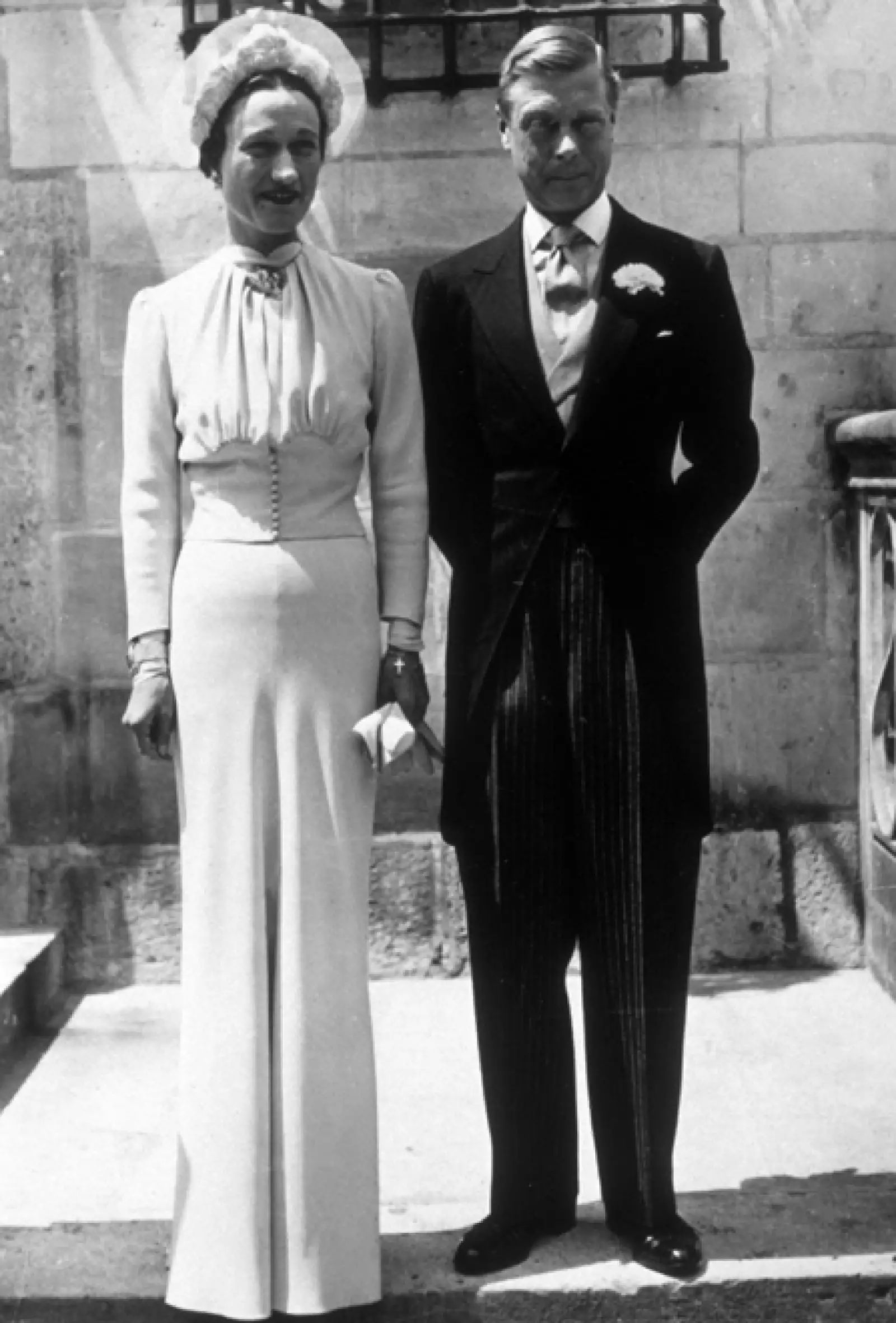 Para casarse con el príncipe Eduardo en 1937 la actriz usó un pulido vestido de Mainboucher en un color azul claro, especialmente diseñado para ella y denominado Wallis blue.