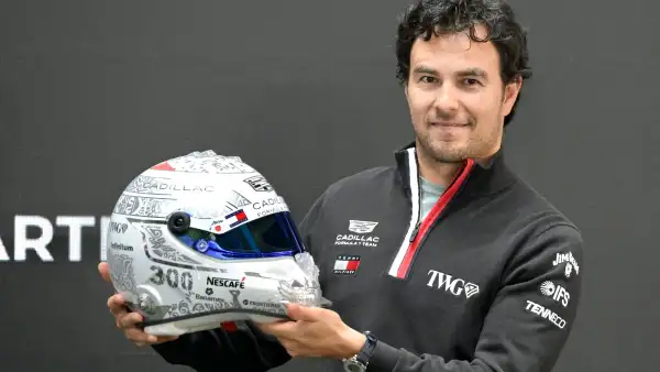 El piloto mexicano de F1 Sergio Pérez, del equipo Cadillac, muestra su casco de edición especial durante una conferencia de prensa en la Ciudad de México, el 27 de octubre de 2026, antes del próximo Gran Premio de México. 