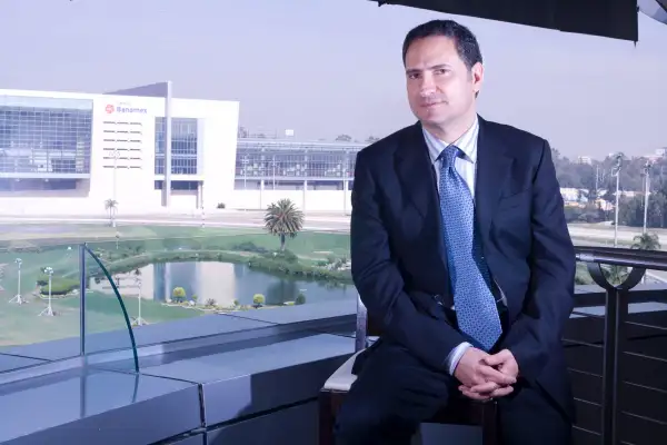 Alejandro Soberón Kuri sentado en una terraza, con el Centro Banamex visible al fondo.