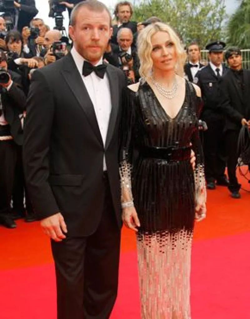 Un joven de 16 años apuntó al esposo de la cantante con un cuchillo en el set de filmación.