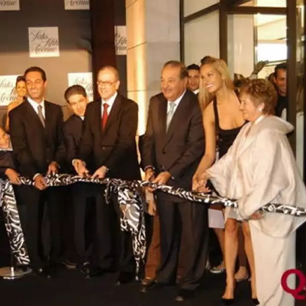 En la apertura de la primera tienda Saks Fifth Avenue en México, junto a Ricardo Salinas Pliego y la modelo Petra Nemcova