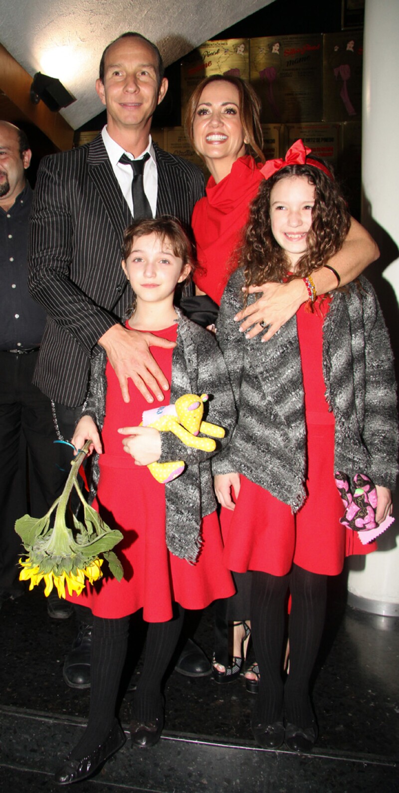 Happy family, Andrea, Erik, Mía y Nina durante el estreno de Annie.