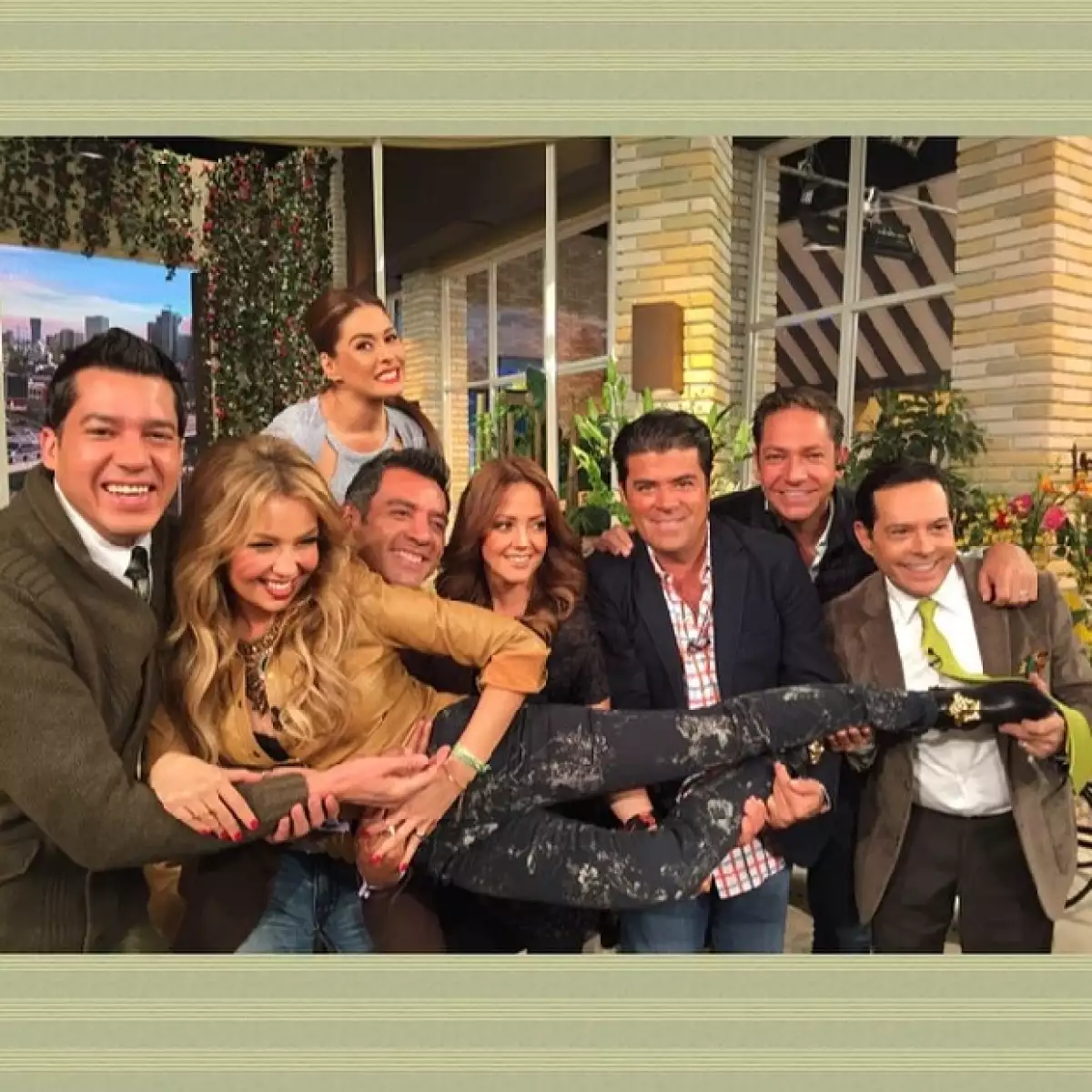 Se tomó la foto del recuerdo con los concuctores del programa.