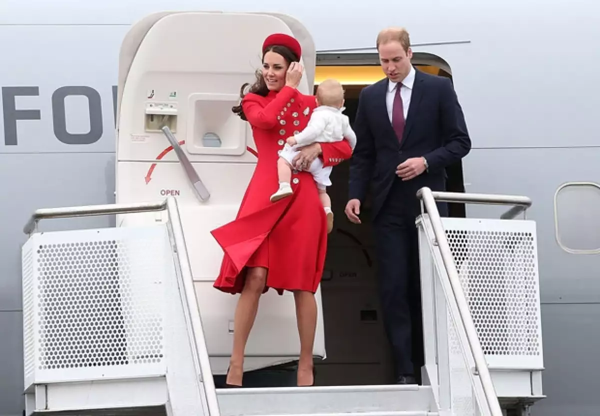 La más perturbada fue Kate Middleton, quien tuvo que descender del avión en medio de un agresivo clima intentando varias cosas a la vez: no caer con tacones, que su abrigo no exhibiera de más y protegiendo al príncipe de ocho meses que llevaba en brazos.