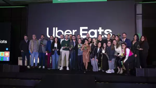 Todos los premiados del por Uber Eats posan, en el escenario, después de recibir sus reconocimientos.