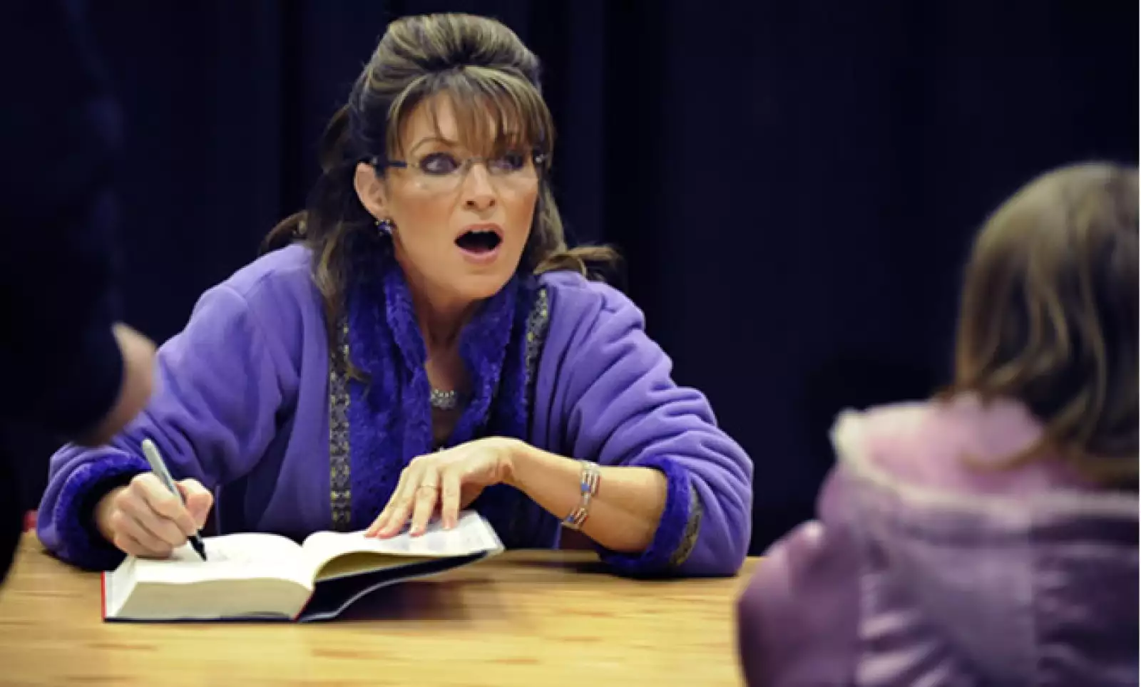 La ex candidata republicana a la presidencia de EU lanzó un libro en el que deja sus memorias: “Going Rogue: An American Life”, que ya se coló en la lista de bestsellers superando el que en 2003 escribió la ahora Secretaria de Estado, Hillary Clinton.