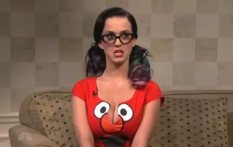 Con una parodia en el programa Saturday Night Live, la cantante contestó a la controversia que causó el escote que usó para el video donde canta con Elmo.