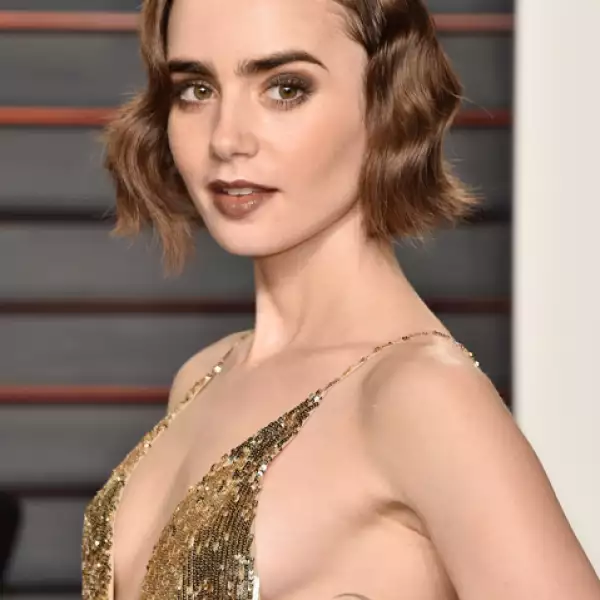 Lily es hija del cantautor Phill Collins, pero en vez de la música, ha optado por la actuación.