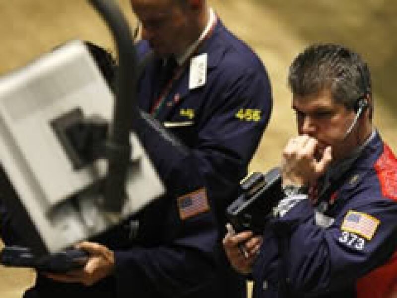 Los mercados accionarios de EU cerraron la jornada nuevamente con pérdidas. (Foto: Reuters)