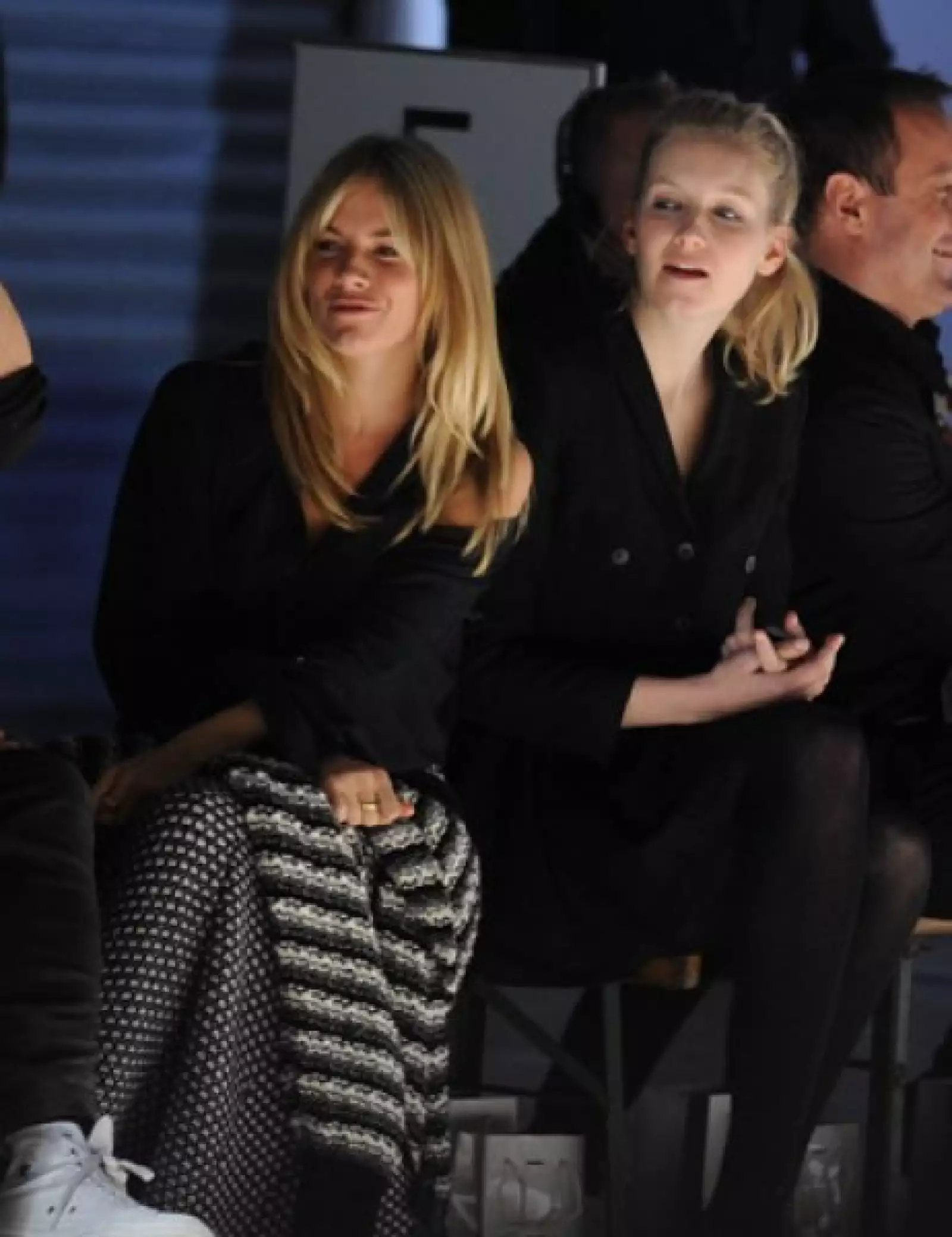 Las hermanas Sienna Y Savannah Miller presentaron la nueva colección de su línea Twenty8Twelve en el Fashion Week de Londres la semana.