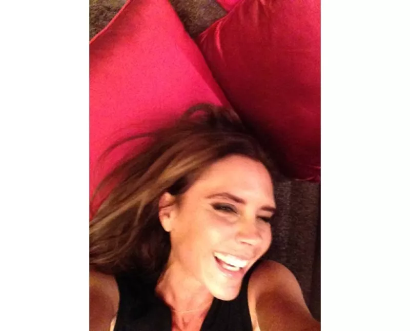 El ex futbolista publicó una foto en su página de Facebook en la que aparece su esposa sonriendo de una forma muy particular por lo que escribió: "¿Ven? Les digo que sí sonríe".