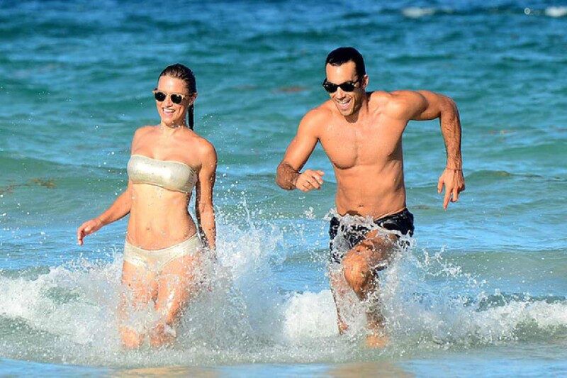 Tras jugar un poco de tenis en la playa, la pareja se divirtió en el mar.