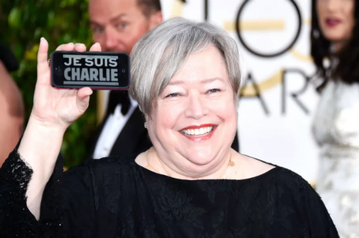 Kathy Bates a su llegada a los Golden Globes.