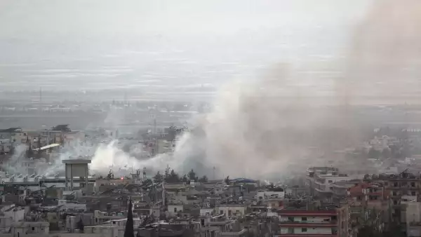 israel-ataca-libano, en la imagen se puede ver la ciudad de Baalbeck en Líbano rodeada de humo como consecuencia de los bombardeos israelís