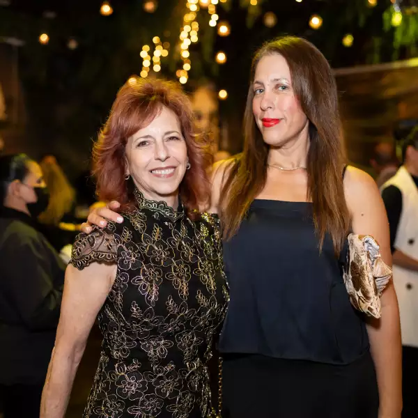 Julie Wagner y Wanda Ahmadi.jpg
