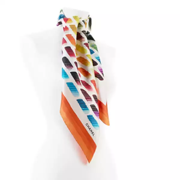 Por su versatilidad el foulard es la prenda que realza y da el toque elegante a un atuendo casual.