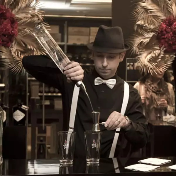 Se trata de la cuarta adaptación de la célebre novela de F. Scott Fitzgerald. Un barman prepara cocteles en el Harrods Tasting Room.