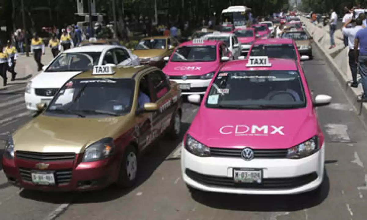 Los taxis de 2004 y años anteriores podrían ser multados si continúan circulando y ofreciendo sus servicios. (Foto: Cuartoscuro)