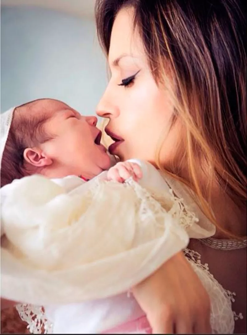 A menos de un mes de su nacimiento, la argentina publicó en Instagram la primera fotografía de su segunda hija junto al actor Aarón Díaz.
