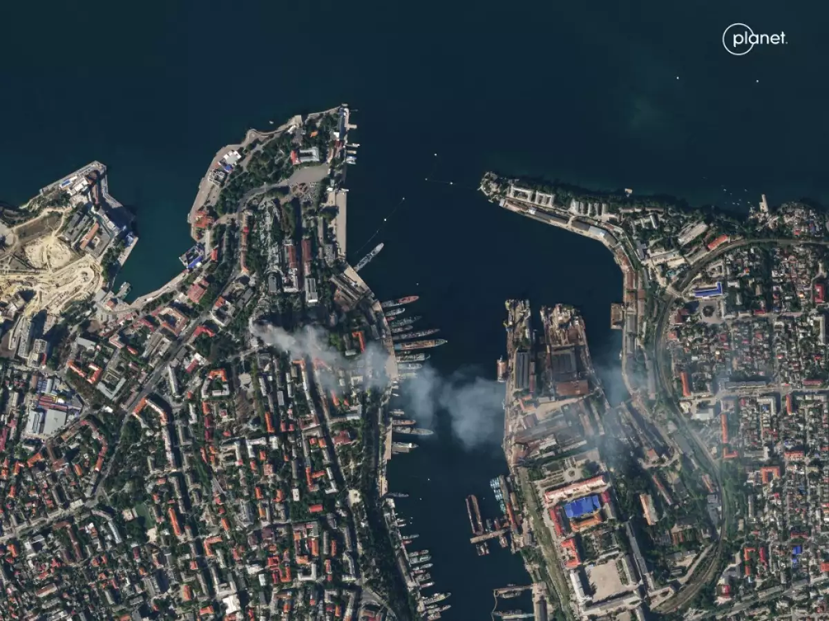 Esta imagen de satélite del folleto publicada el 23 de septiembre de 2023 por Planet Labs PBC muestra una vista aérea de la ciudad de Sebastopol después de que un ataque con misiles golpeara el cuartel general de la flota del Mar Negro de Moscú en la Crimea anexada el 22 de septiembre de 2023, provocando un gran incendio y dejando al menos un militar ruso desaparecido.