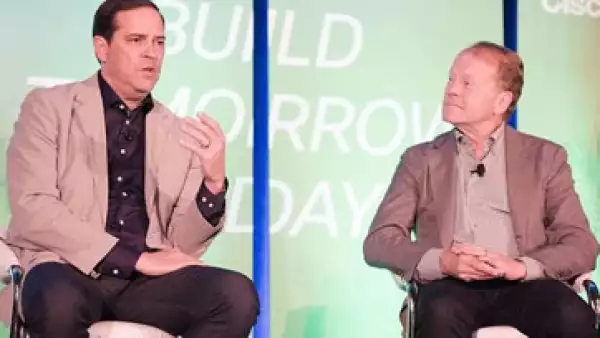 John Chambers (der) contempla entre sus planes futuros, el de impulsar y encaminar startups. (Foto: Cortesía Cisco)