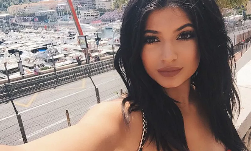 La menor de las Kardashian-Jenner no sólo ha sido señalada por rellenar sus labios, pues algunos aseguran que también se operó otras partes del cuerpo; rumores que ella desmiente.