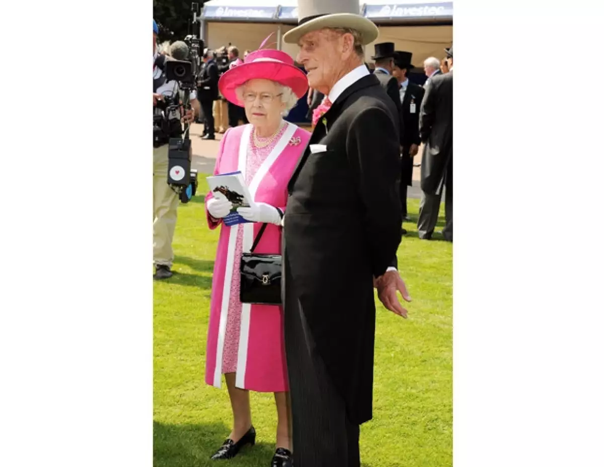 La ahora esposa del príncipe Guillermo acompañó a la familia Real británica al Epsom Derby para apoyar al caballo de la Reina Isabel II.