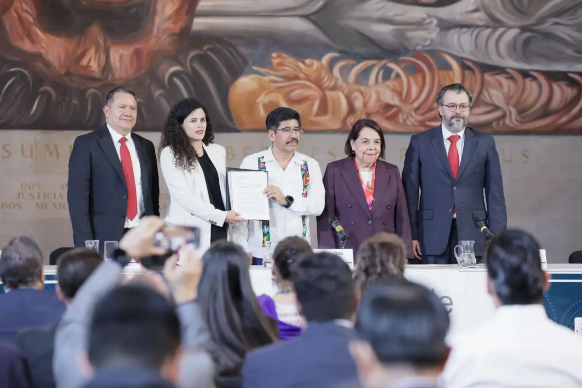 El ministro presidente de la Corte, Hugo Aguilar, al centro de la imagen y la izquierda la consejera de la Presidencia, Luisa María Alcalde, en la entrega de la propuesta. 