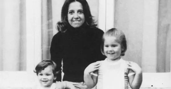 En el verano de 1975, con su madre, María Pame, y su hermano Martín.