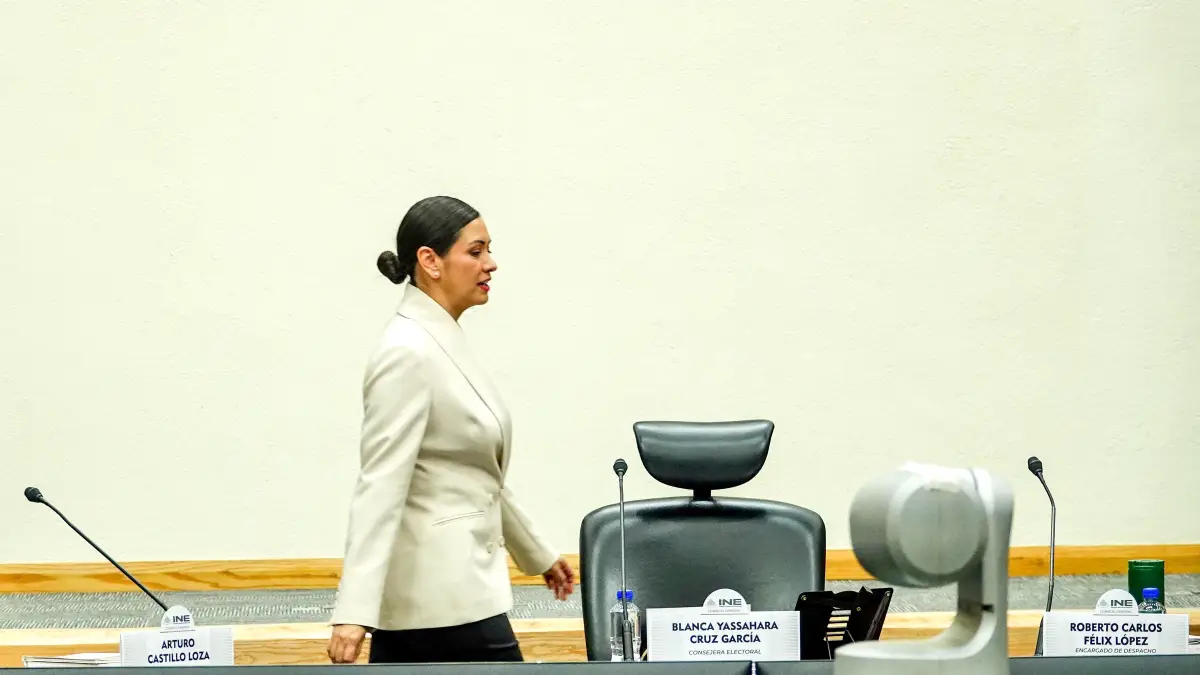 Blanca Cruz García, presidenta interina del INE, acercándose al que fuera el lugar de Taddei
