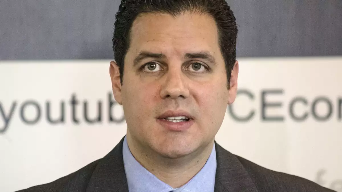 Carlos Mena.