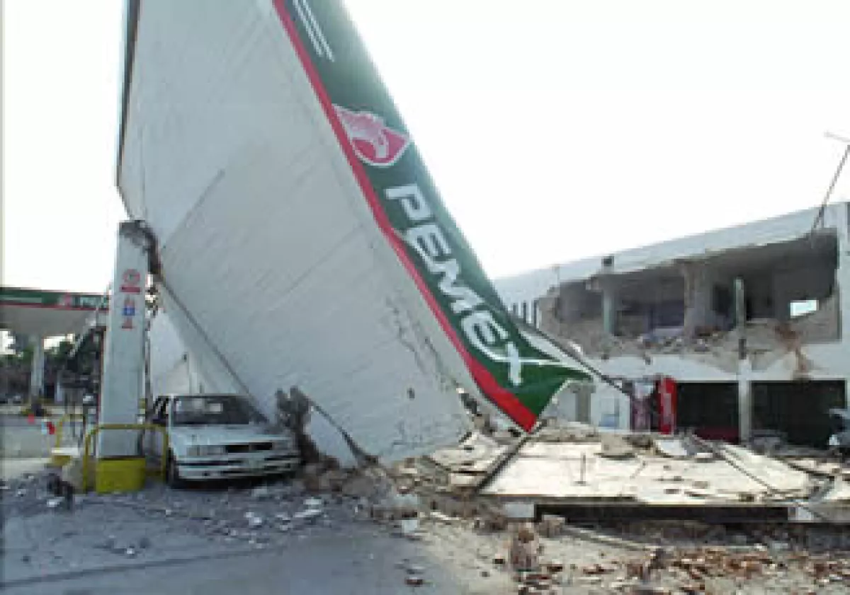 Las ganancias de Pemex se hunden. En la imagen, una instalación de la firma que se derrumbó en un sismo en 1995, en Cihuatlán. (Foto: AP)