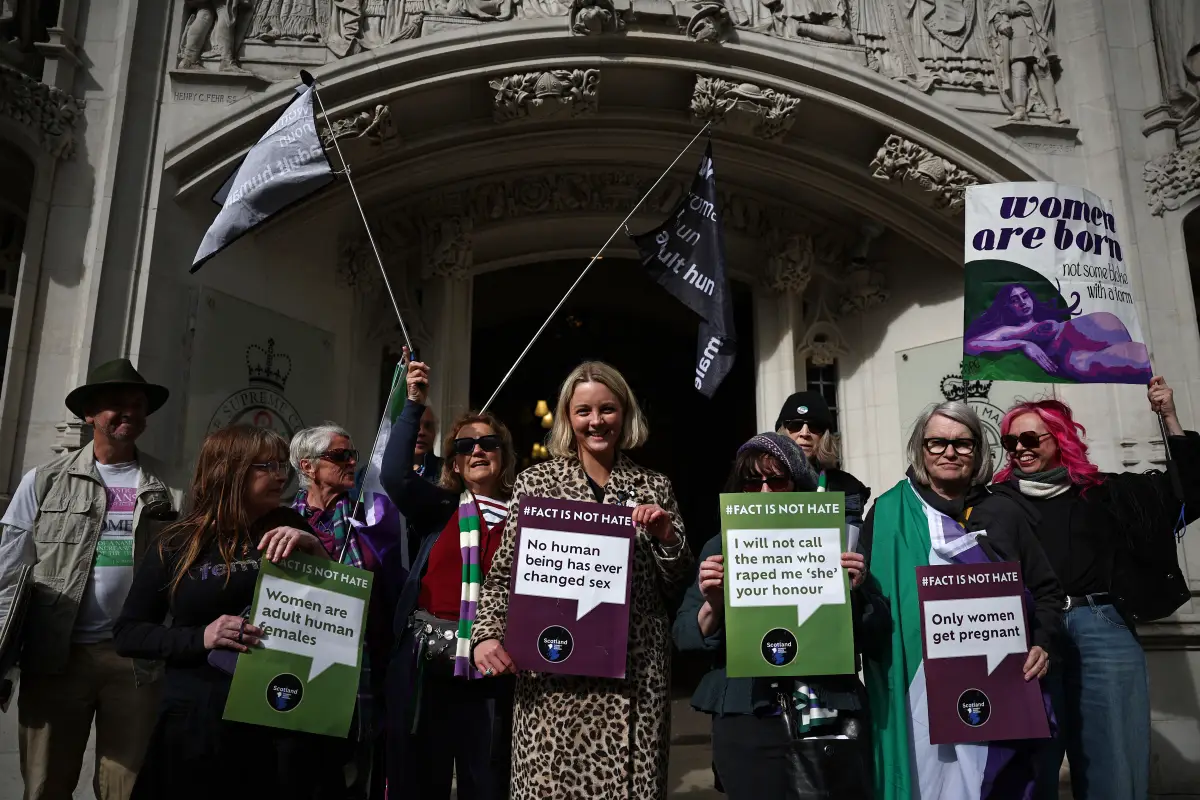 Activistas celebran tras conocer el resultado de la sentencia del Tribunal Supremo sobre la definición de «mujer», en Londres, el 16 de abril de 2025. 