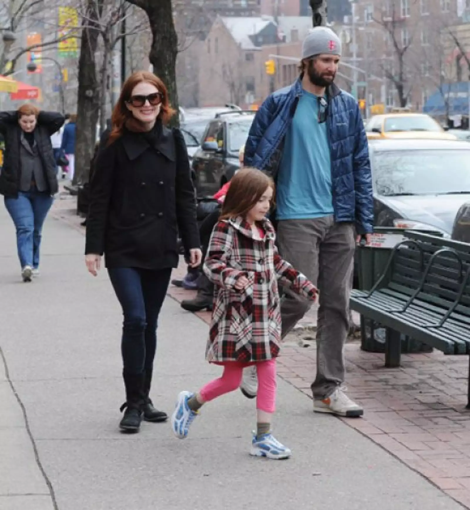 Contentos. Julianne Moore y su esposo, Bart Freundlich, con sus hijos, Liv Helen y Caleb, salen de comer del Bar Pitti, en Nueva York.