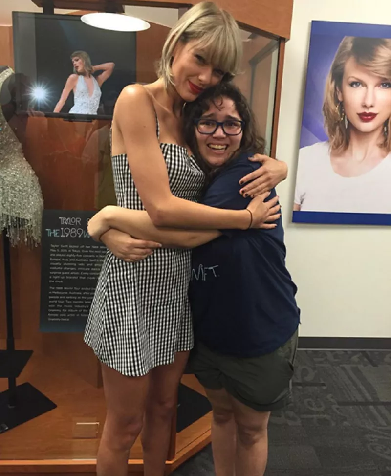 Durante una visita al Country Music Hall of Fame en Nashville, donde se encuentra con Tom Hiddleston, la cantante reveló su nuevo color de pelo.