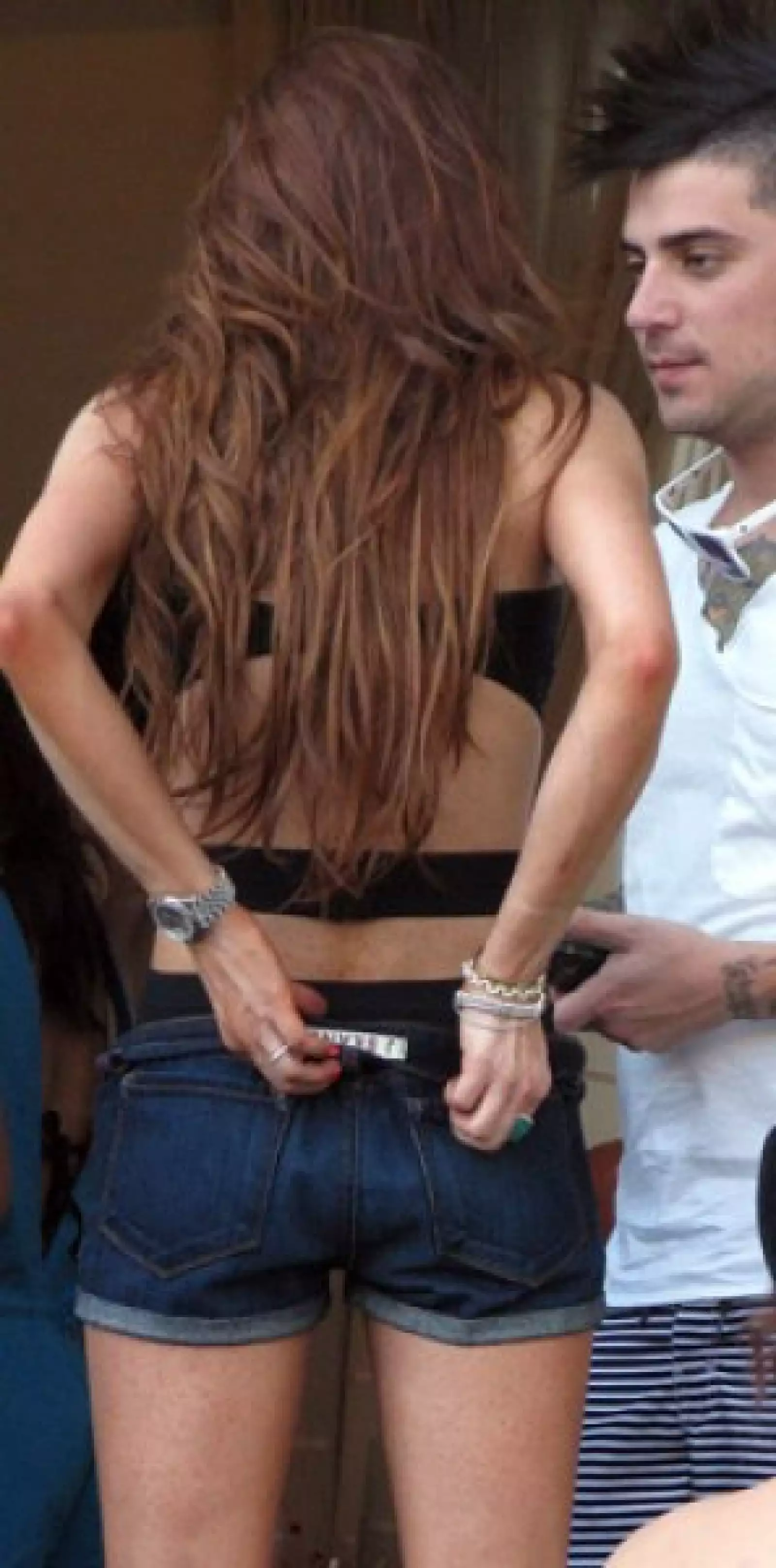 Lohan estuvo vestida para la ocasión, en traje de baño y unos cómodos shorts. Su pelo rojo y largo lo llevó por ratos sueltos y en otros recogido.