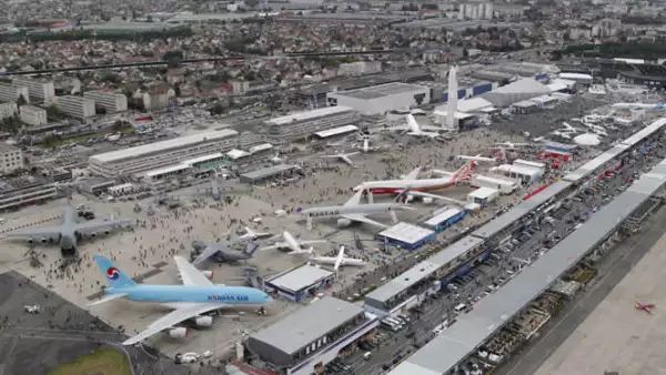 Más de 2,100 participantes de 45 países han pedido formar parte de la exhibición, en donde se muestran tantos aviones comerciales como aeronaves de defensa.