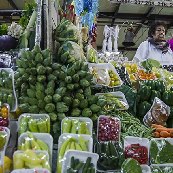 Si sólo quieres una cena tradicional puede salirte en 250 pesos por cada invitado, según precios de ese mercado. 