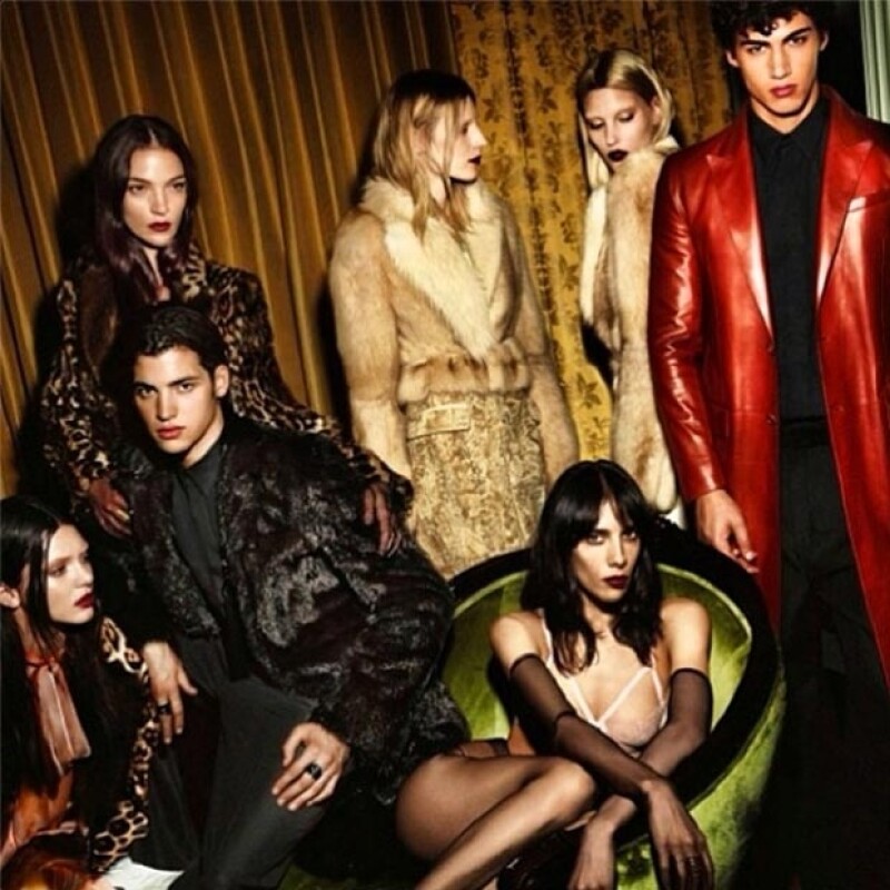 Kendall, ubicada en la parte inferior izquierda de la imagen, posa en un estilo lúgubre