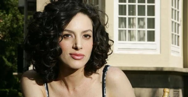 La actriz fue catalogada como el reemplazo en TvAzteca de Silvia Navarro, pero ella decidió irse a preparar a Nueva York para crecer profesionalmente.