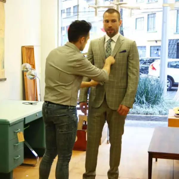 El coordinador de moda, Enrico Bompani ajustando detalles del traje Gucci que llevaba Rafa. Camisa: Suit Supply. Corbata y pañuelo: Adolfo Dominguez. Cinturón: Prada.